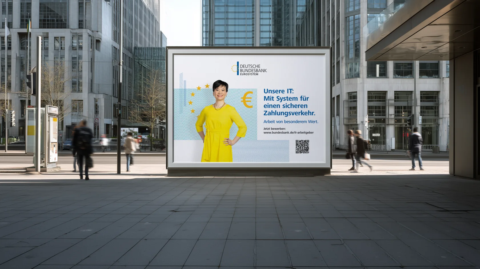 Bundesbank-Billboard zwischen Bürohochhäusern: „Unsere IT: Mit System für sicheren Zahlungsverkehr“